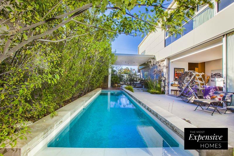 La vegetación juega como elemento decorativo exterior en la impresionante casa de Emilia clarke en Venice.