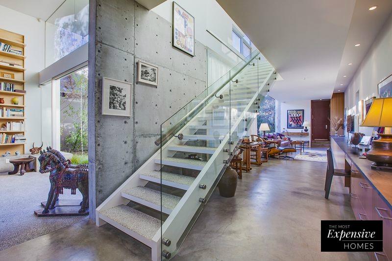 El diseño industrial de la vivienda (que tiene unos 900 metros cuadrados) contrasta con la decoración de aire retro.