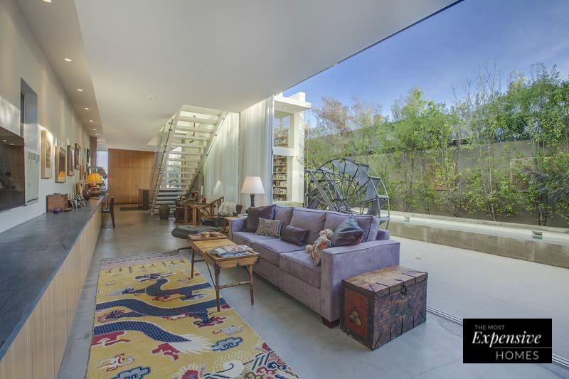 Las principales estancias de la mansión de Emilia Clarke están abiertas al patio exterior a través de amplias cristaleras.