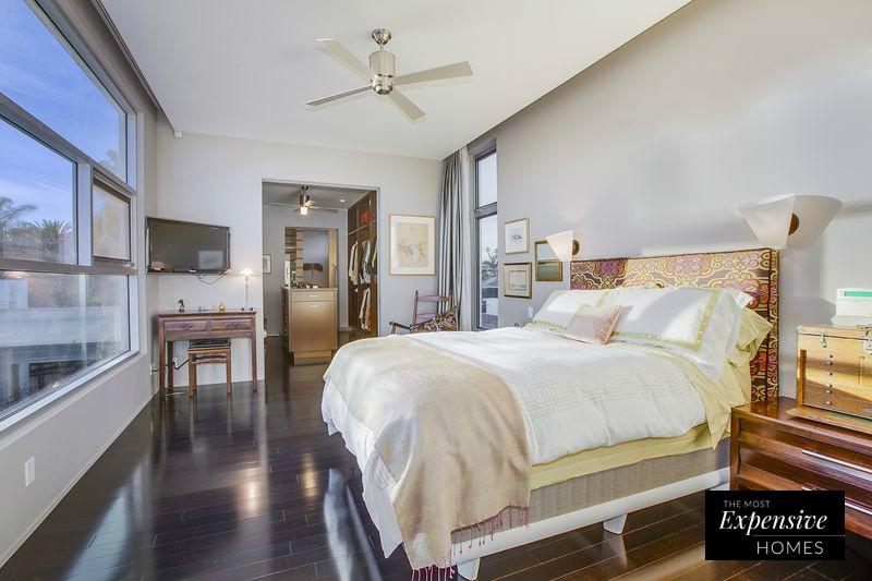 Las líneas sencillas se adueñan del dormitorio de emilia Clarke, que combina el minimalismo con muebles de estilo retro.