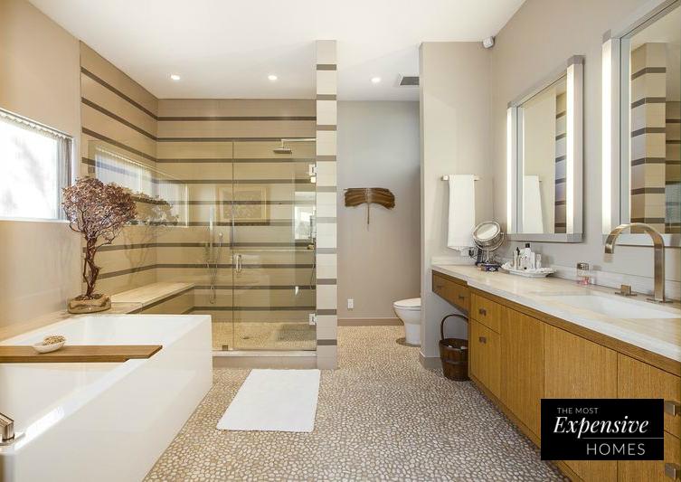 El estilo nórdico, con la madera y el blanco como protagonistas, se adueña del baño principal de la mansión.