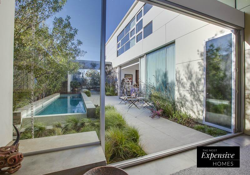 Las estancias principales de la casa de Emilia Clarke están abiertas a este jardín interior con piscina.