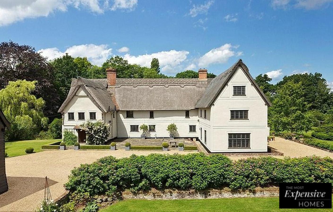 La casona medieval que posee Kit Haringtons en Inglaterra está valorada en casi 3 millones de euros.