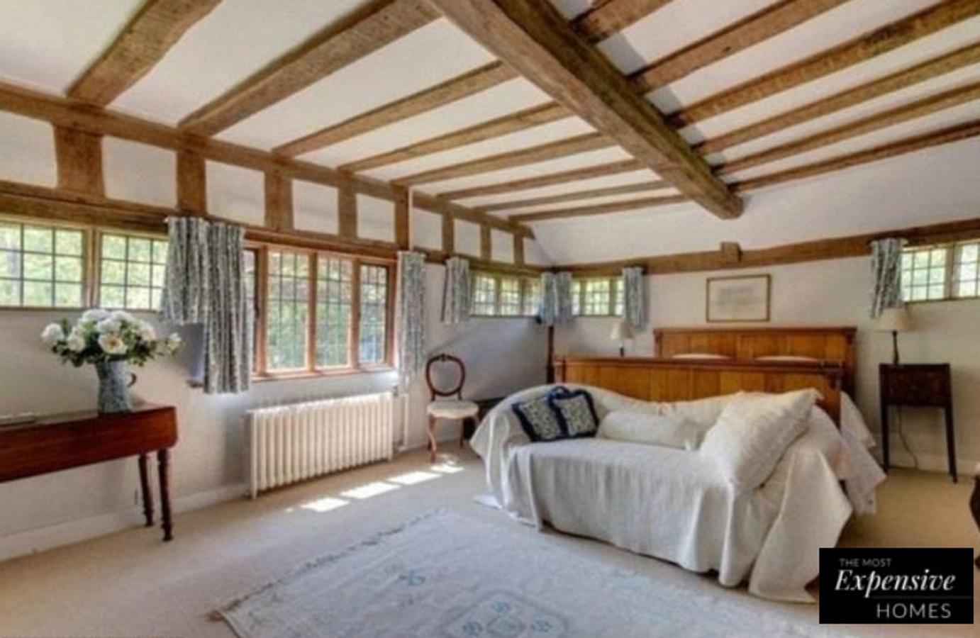 La madera propia de la construcción juega como elemento decorativo protagonista de los interiores.