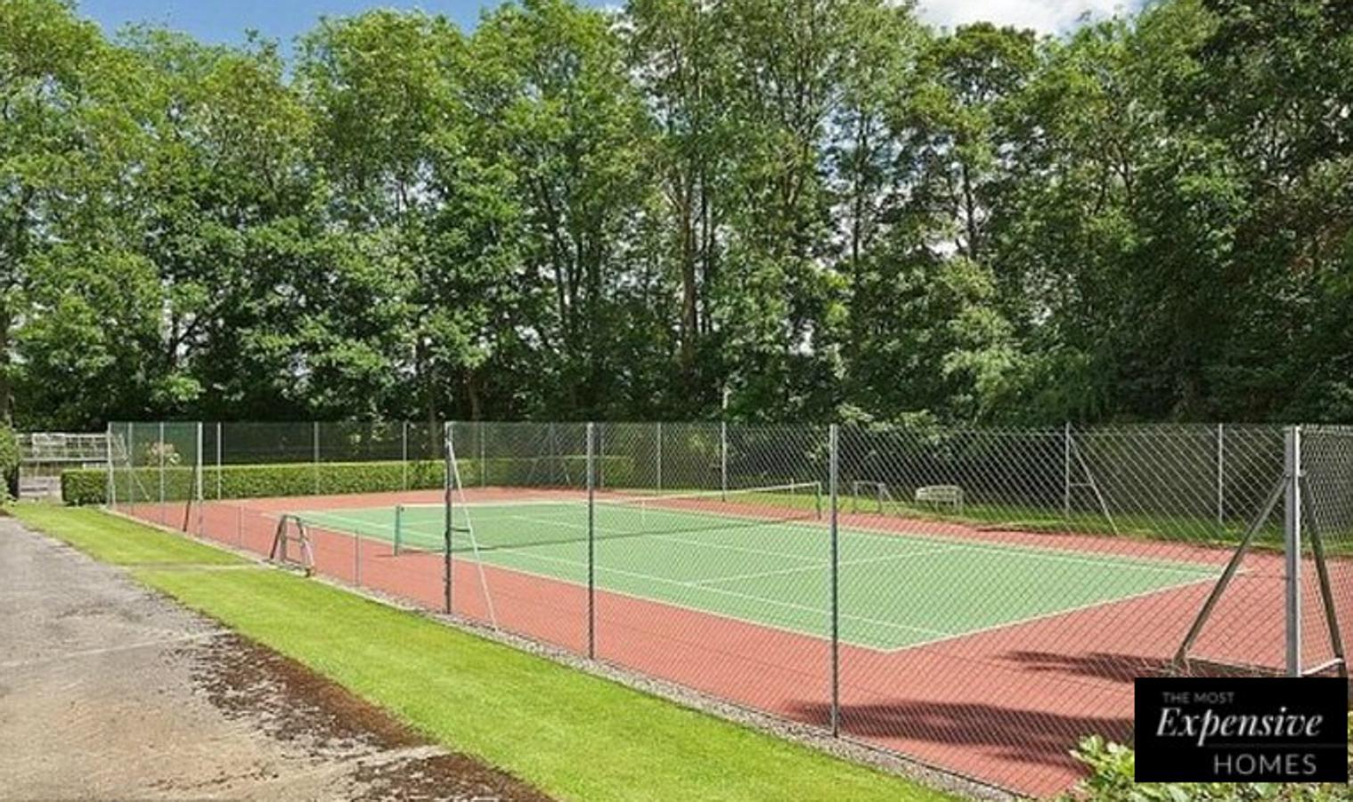 La propiedad también cuenta con su propia pista de tenis.