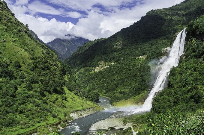 Las cataratas Jung no están muy lejos de la ciudad india de Tawang, en el estado de Arunchal Pradesh. También conocidas como las Cascadas de Nuarang (o Bong Bong), este salto de agua es una pequeña perla en medio de un frondoso bosque al noroeste de la India. Si de tu viaje por el basto subcontinente quieres llevarte imágenes de cascadas impresionantes, este es el lugar.