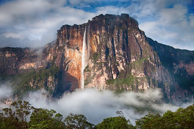 A 979 metros sobre el nivel del mar el Salto del Ángel es la cascada más alta del mundo. El agua llega a la cima de la meseta del Monte Auyantepui, en medio de la selva amazónica, y se sumerge de forma dramática en uno de los lugares más densamente verdes de la tierra. Es una de las maravillas naturales más famosas del planeta y toda una atracción en el país. Si te gusta hacer fotos de cascadas no te la puedes perder.