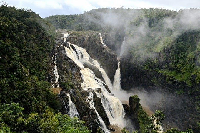 En el norte de Queensland, en medio de la selva, sube a descubrir las espectaculares Cascadas Barron, en Kuranda. Hay un tren pequeño que te llevará al inicio de este tesoro de la naturaleza, pero te garantizamos que la excursión a pie valdrá la pena. No todos los días se puede llegar a unas cascadas tan hermosas caminando. ¡Disfruta el camino!