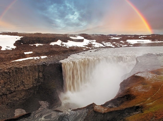 La cascada más grande de Europa también es uno de los lugares más hermosos y espectaculares de toda Islandia. Se encuentra en el cañón Jökulsargljúfur y se originó como resultado de una erupción volcánica y de un terremoto posterior. Los colores de la roca, la potencia del chorro y los arco iris infinitos que rodean la zona cuando hace sol da una de las imágenes más bonitas del mundo. Te llevaras unas imágenes de cascadas increíbles de este lugar.