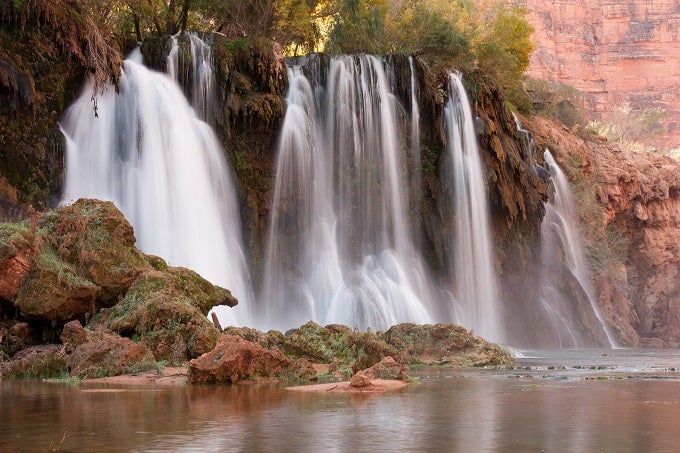 Las Cascadas de Nuevo Navajo surgieron en 2008 a raíz del desplazamiento de Viejo Navajo. La cascada es diferente, aunque conserva la belleza de su predecesora. A finales de otoño se forma una piscina tentadora en este lugar, pero no saltes, porque no es tan profunda como podría parecerte. Mejor dedícate a hacer fotos de las cascadas que, por cierto, son un excelente punto de partida para descubrir una de las cataratas más hermosas del planeta…