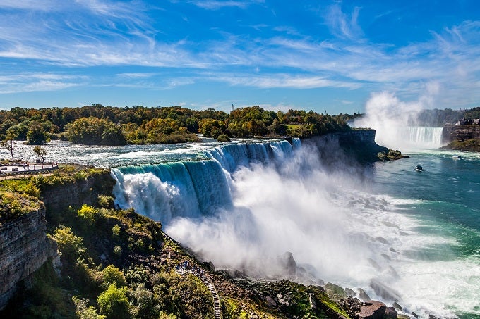 No necesitan ninguna presentación, pero no por eso dejan de sorprender ni de ser una de las cascadas hermosas más famosas del mundo. Las increíbles cataratas del Niágara atraen cada año a millones de visitantes que pueden disfrutar de este espectáculo de la naturaleza. Desde el lado americano hay unas escaleras que permiten bajar casi al agua… Mientras que la vista del conjunto desde su vertiente canadiense es mejor.