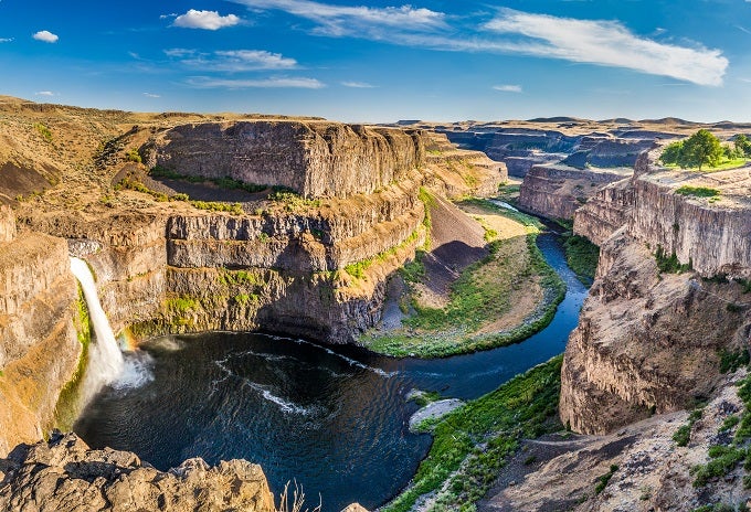 Las del río Palouse son una de las caídas de agua más bonitas de todos los Estados Unidos. Más altas que las famosas cataratas del Niágara, desembocan en una piscina vertiginosa. ¿A qué esperas para escaparte y llevarte unas bonitas fotos de cascadas?