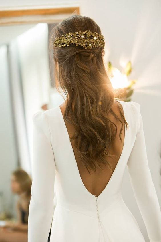 Las novias con melena suelta están cada vez más de moda, y este ejemplo con ondas al aire y tocado de inspiración retro es perfecto (Foto: Pinterest).