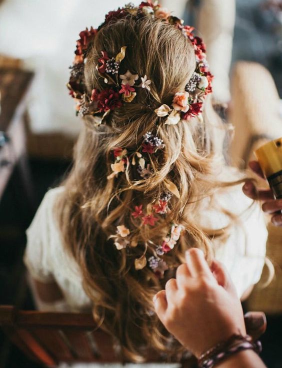 Para una boda en el campo y una novia romántica, este peinado con melena suelta con ondas salpicada de flores en colores otoñales es ideal (Foto: Pinterest).