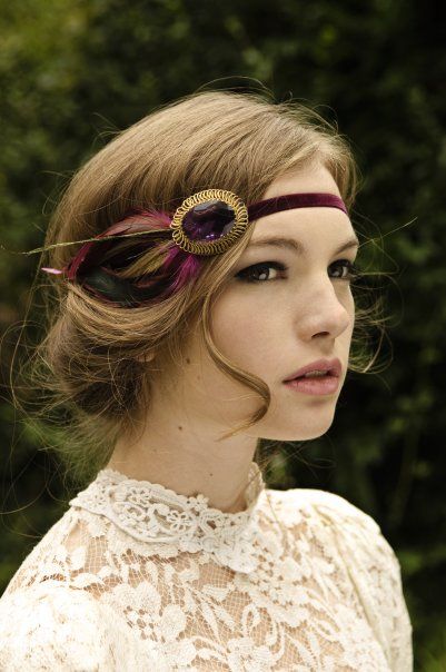 Las novias vintage acertarán si completan su look con este recogido 'messy' bajo y tocado con plumas (Foto: Pinterest).