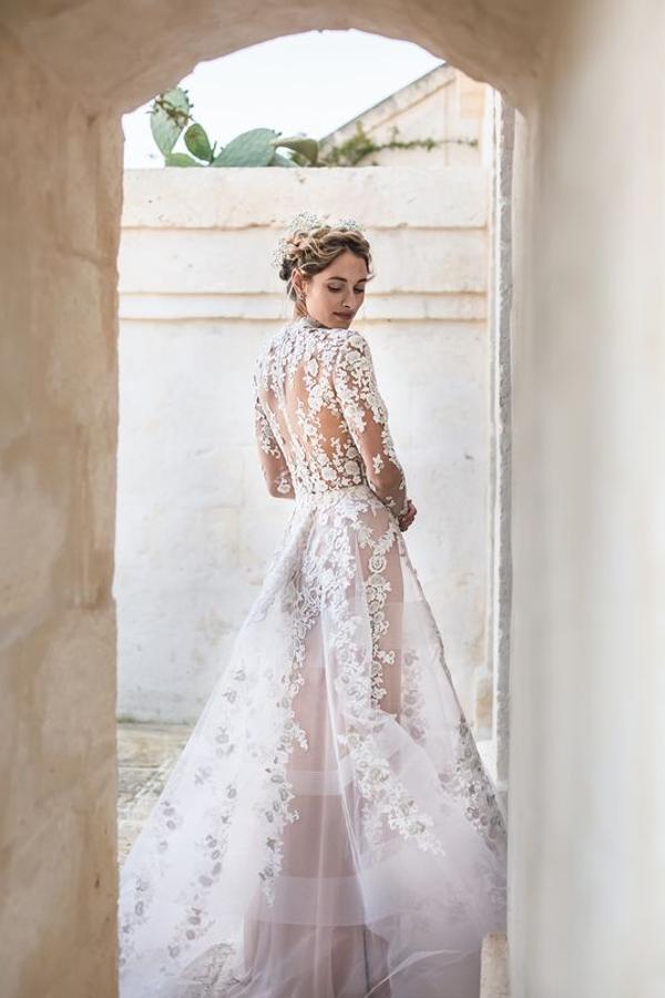 Si eres una novia maximalista, no tengas duda y adorna tu recogido con una corona joya (Foto: Pinterest).