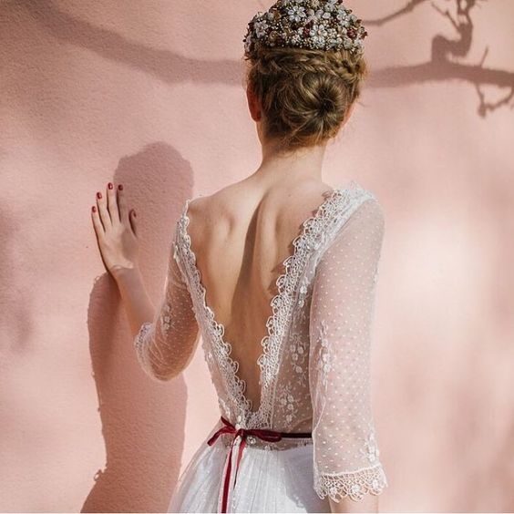 El moño bailarina se reinventa y se une a las trenzas para darle un toque más actual. Nos encanta, además, el efecto que se consigue con un tocado joya tan espectacular como este (Foto: Pinterest).