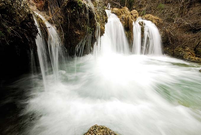 El río Mundo nace en la provincia de Albacete y su cascada principal, conocida como Reventón, es todo un espectáculo de la naturaleza. Aunque en épocas de sequía es más bien escasa, al final del invierno, cuando se precipita por un farallón de más de 300 metros de altura, vale la pena acercarse. Te llevarás unas preciosas imágenes de cascadas. Toda la zona es increíble y una gran sorpresa en Castilla-La Mancha.