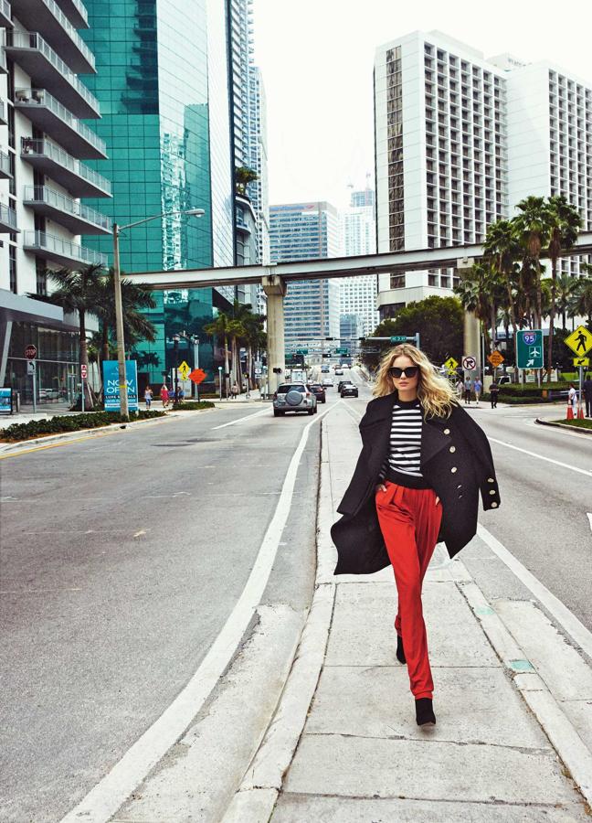 Jersey, pantalón y abrigo, todo de Michael Kors Collection. Las gafas son de Marc Jacobs y los botines, de Dior.