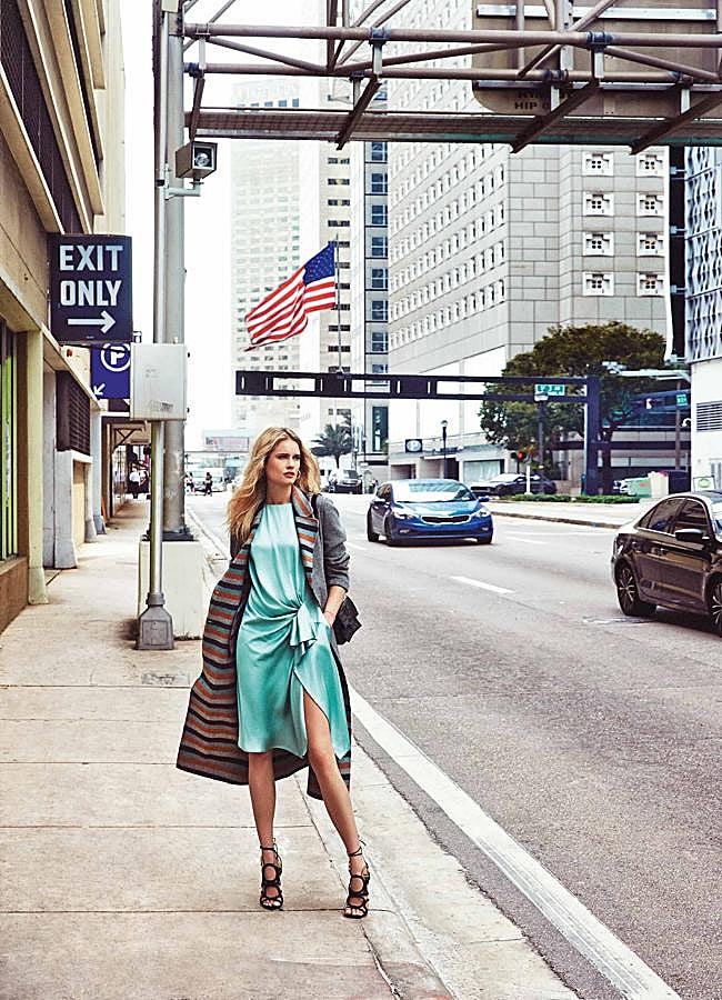 Abrigo, vestido y bolso, todo de Emporio Armani. Sandalias de Salvatore Ferragamo. Las pulseras las firma Biis y los pendientes, Aristocrazy.T