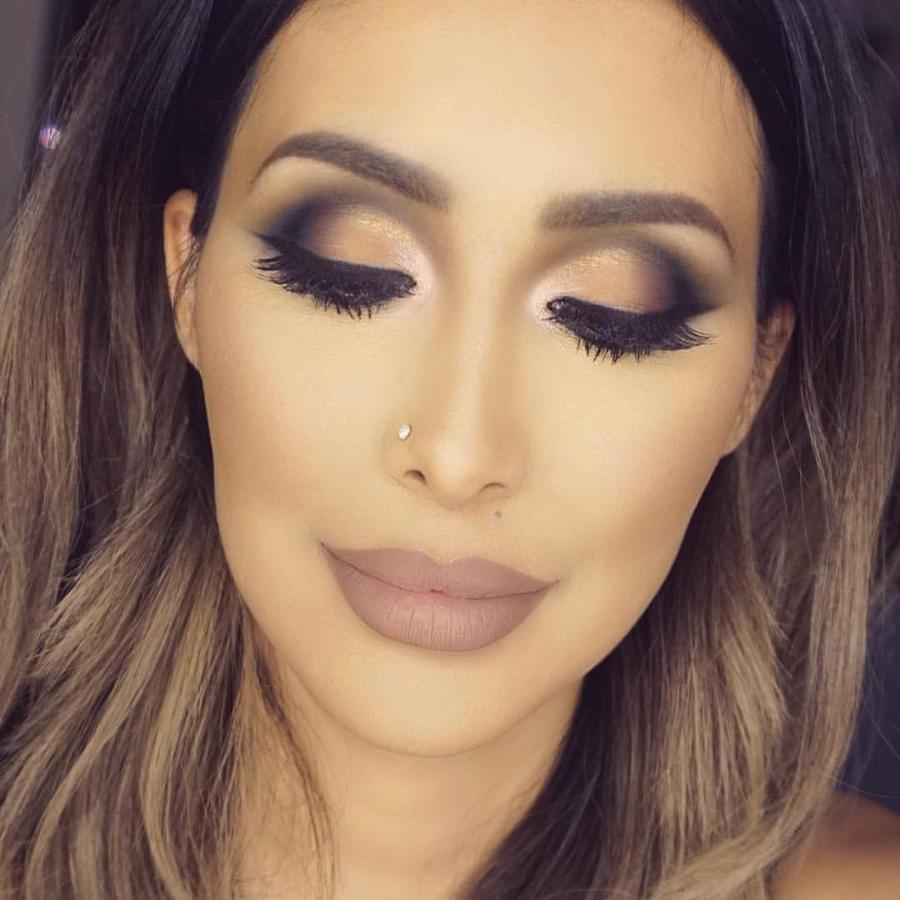 Anastasia cumplió su sueño abriendo un local, el cual es muy famoso en Beverly Hills. Realiza todo tipo de maquillajes. (14,4mm de seguidores)