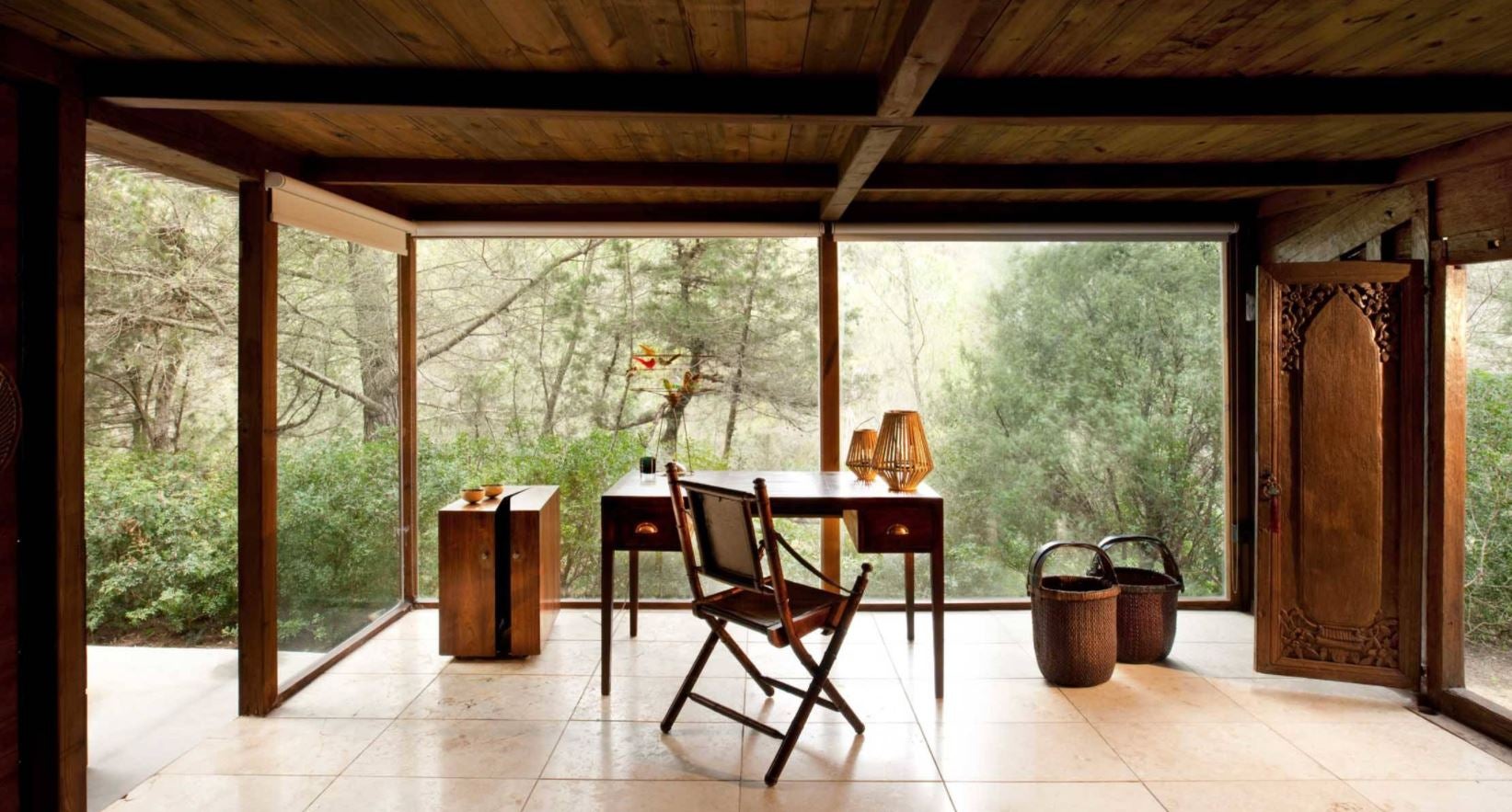 La austeridad de este rincón de trabajo creado por TG Studio contrasta con la rotundidad del mobiliario y el uso de la madera como protagonista (foto cortesía de Houzz.es).