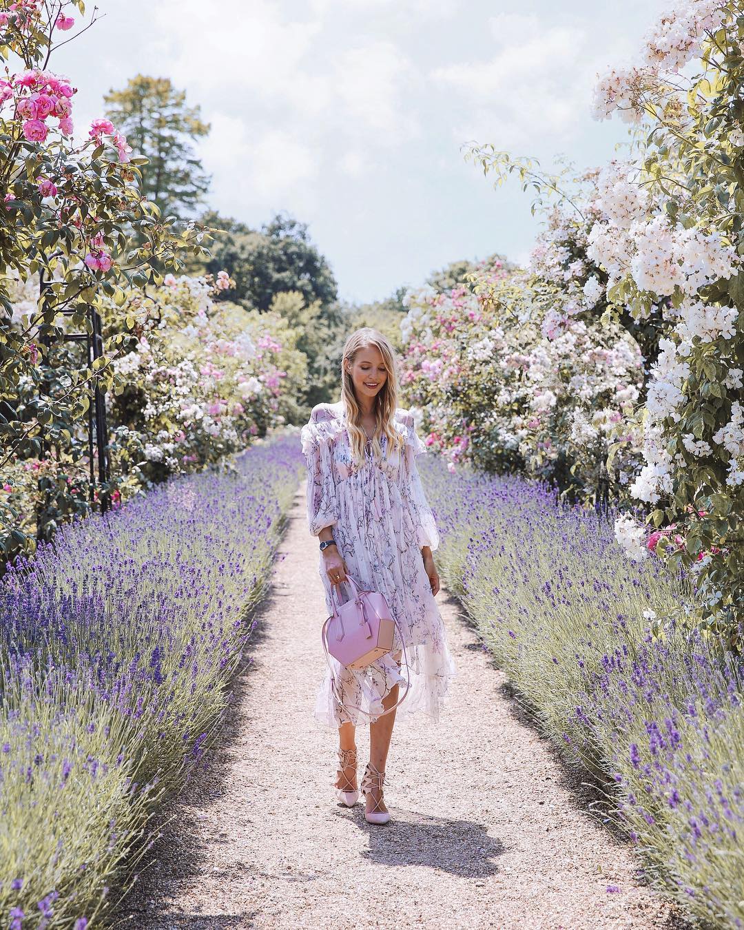 Leonie Hanne, con más de 1,3 millones de seguidores, actualiza cada día su Instagram con fotos que tienen magia. Colores, lugares de ensueño y outfits que nos morimos por copiar. @ohhcouture