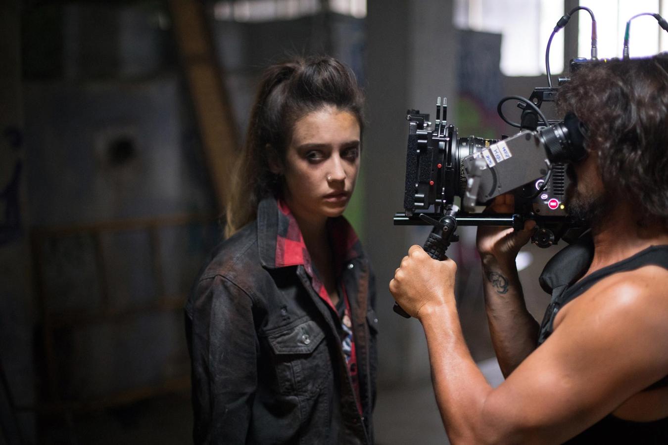 La actriz María Pedraza, en el papel de Alba en una de las escenas de la serie.