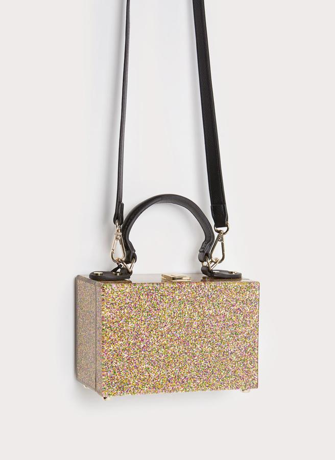 Bolso caja con brillo de Uterqüe: 99 euros.