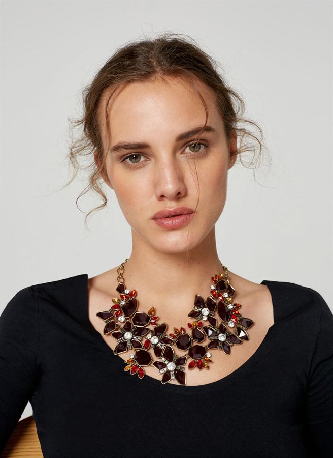 Collar pectoral de pedrería de Uterqüe: 79 euros.