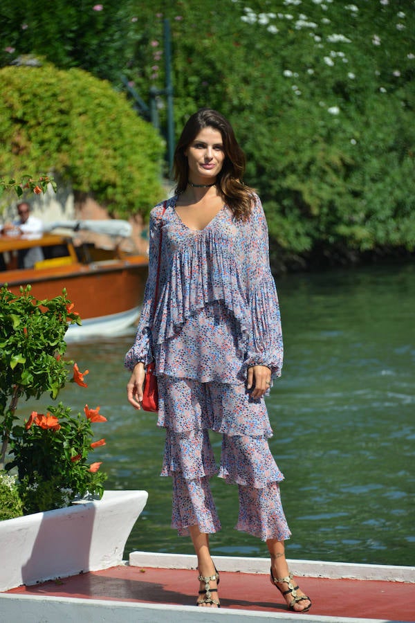 A su llegada a la Mostra de Venecia, la modelo brasileña se decantó por un original mono estampado con volantes y largo midi. Complicado de llevar pero... ¡qué bien le queda a Isabeli Fontana!