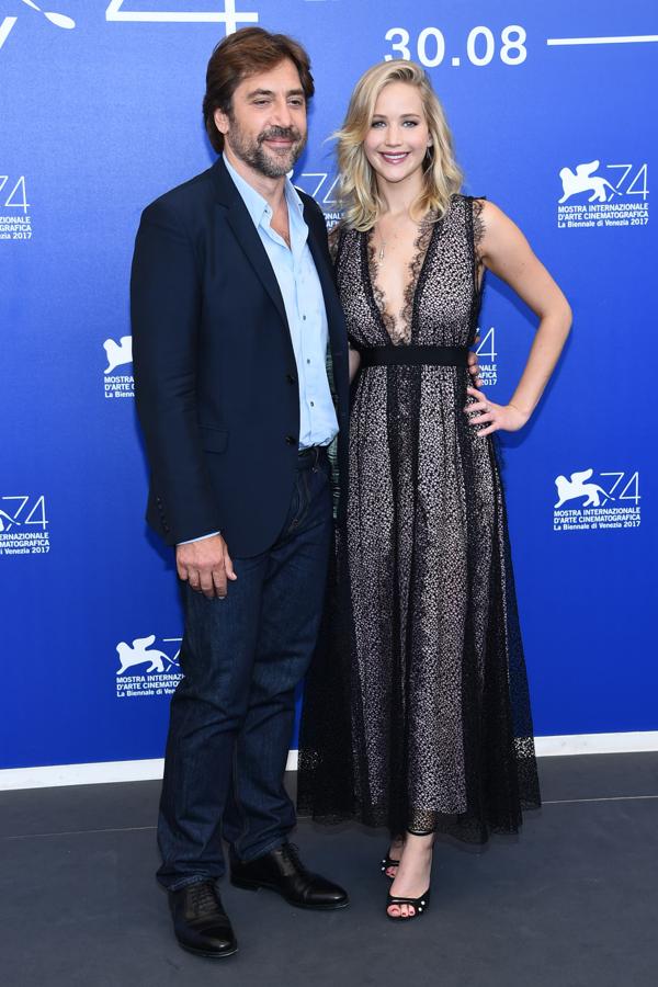 La actriz ha posado espectacular ante la prensa (junto a Javier Bardem) con este elegante vestido de escote en uve de Giambattista Valli.