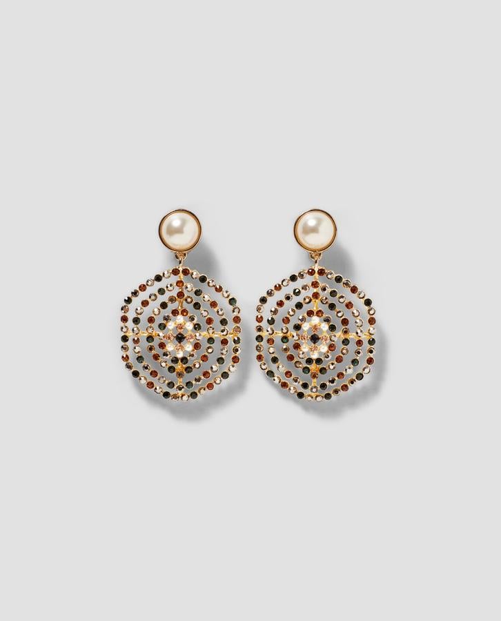 Pendientes de perla con colgante hexagonal con abalorios de Zara. Tiene cierre de tuerca y cuestan 15,95 euros.