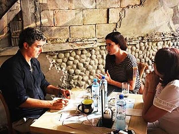 Iñaki, durante una reunión con profesoras.