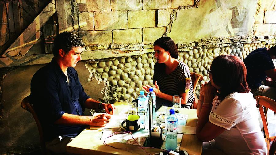 Iñaki, durante una reunión con profesoras.