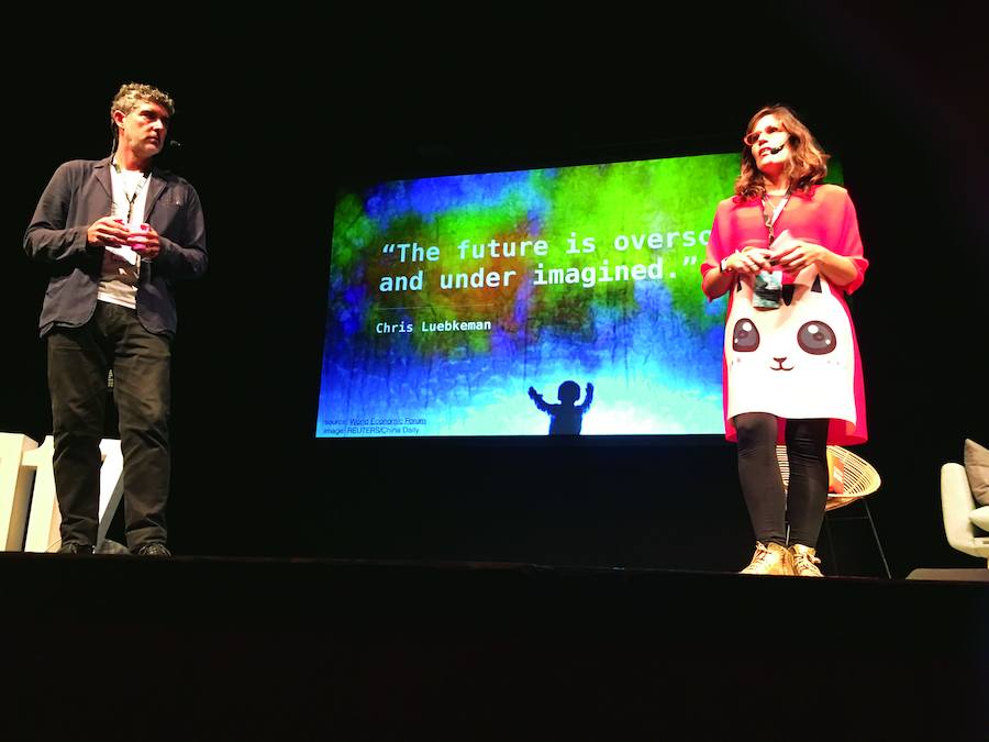 Iñaki y Hazel en una de sus conferencias.