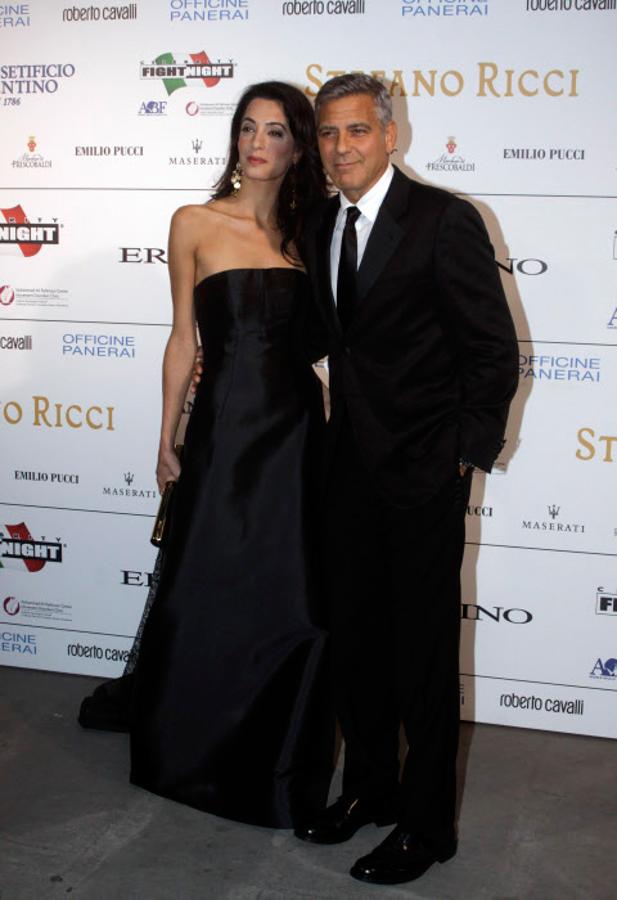 Amal Alamuddin vistió de negro durante una gala benéfica en Florencia (Italia) en 2014.