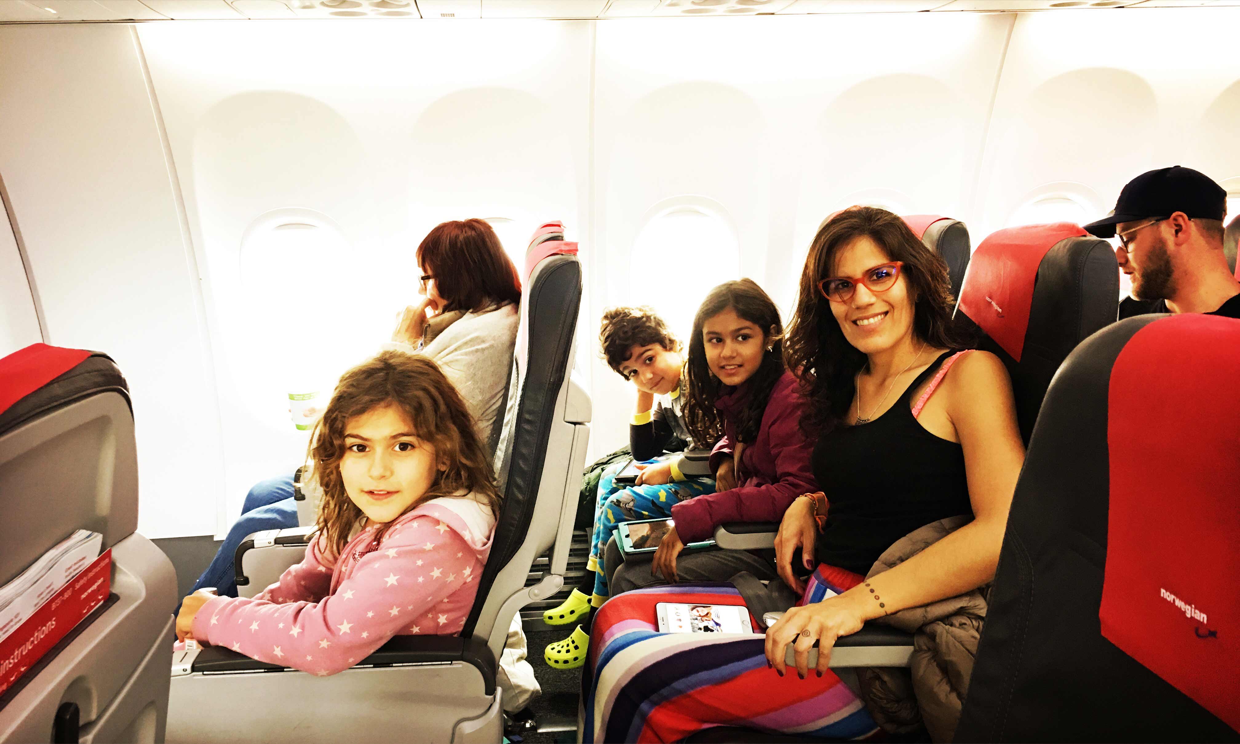 La familia en el avión, rumbo a nuevas aventuras.