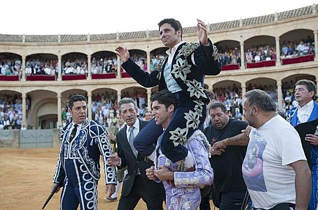 El torero, a hombros de su hermano.