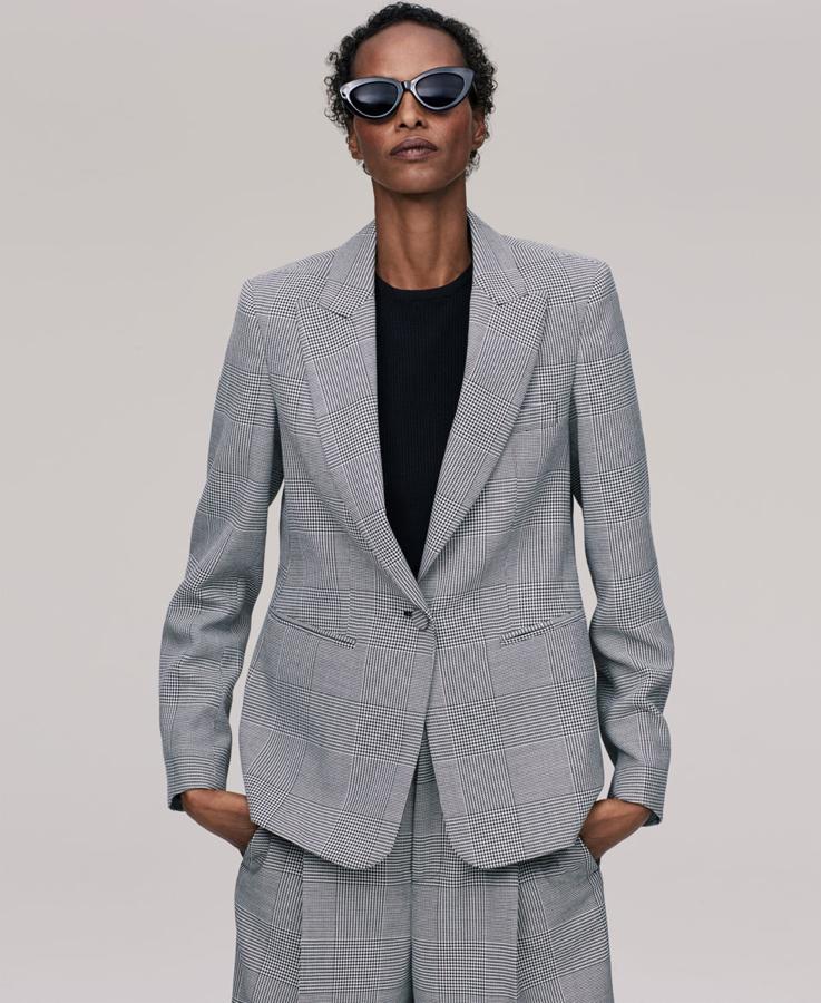 ‘Timeless’ es una colección en la que Zara propone chaquetas ‘blazer’ holgadas con estampado a cuadros.