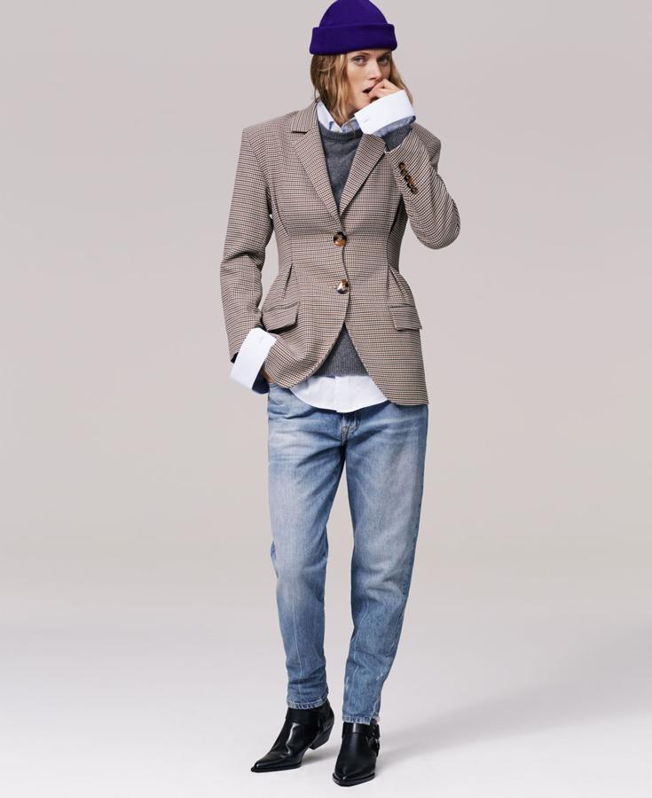 os clásicos vaqueros de cintura alta combinados con jerséis ganan fuerza en una línea de prendas