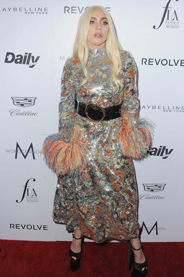 Lady Gaga en la Fashion Awards de Los Ángeles. La cantante lleva un vestido con estampado de diferentes colores y unos pompones en las mangas.