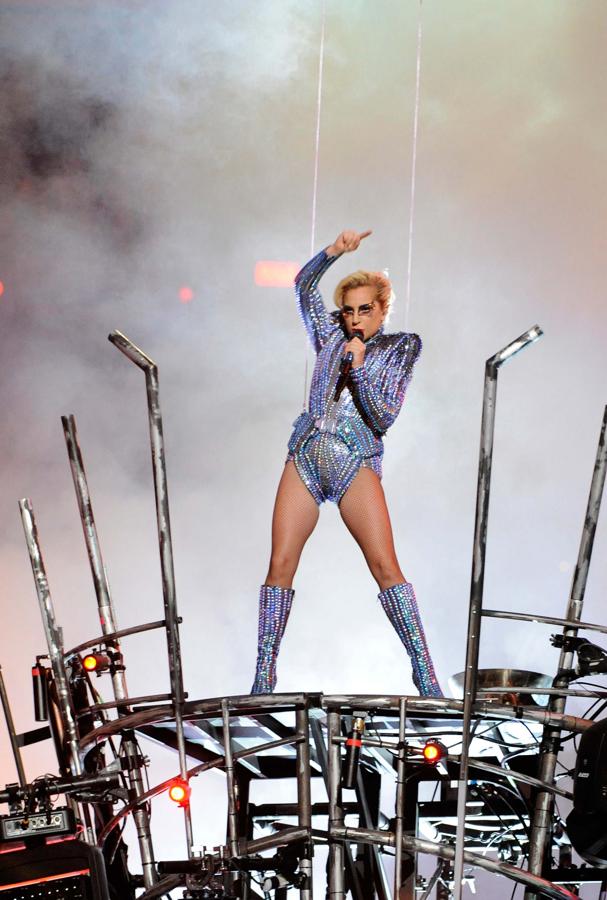 Lady Gaga en el concierto de la Super Bowl de este año. Luce un body y unas botas a juego cubiertas de pedrerías.