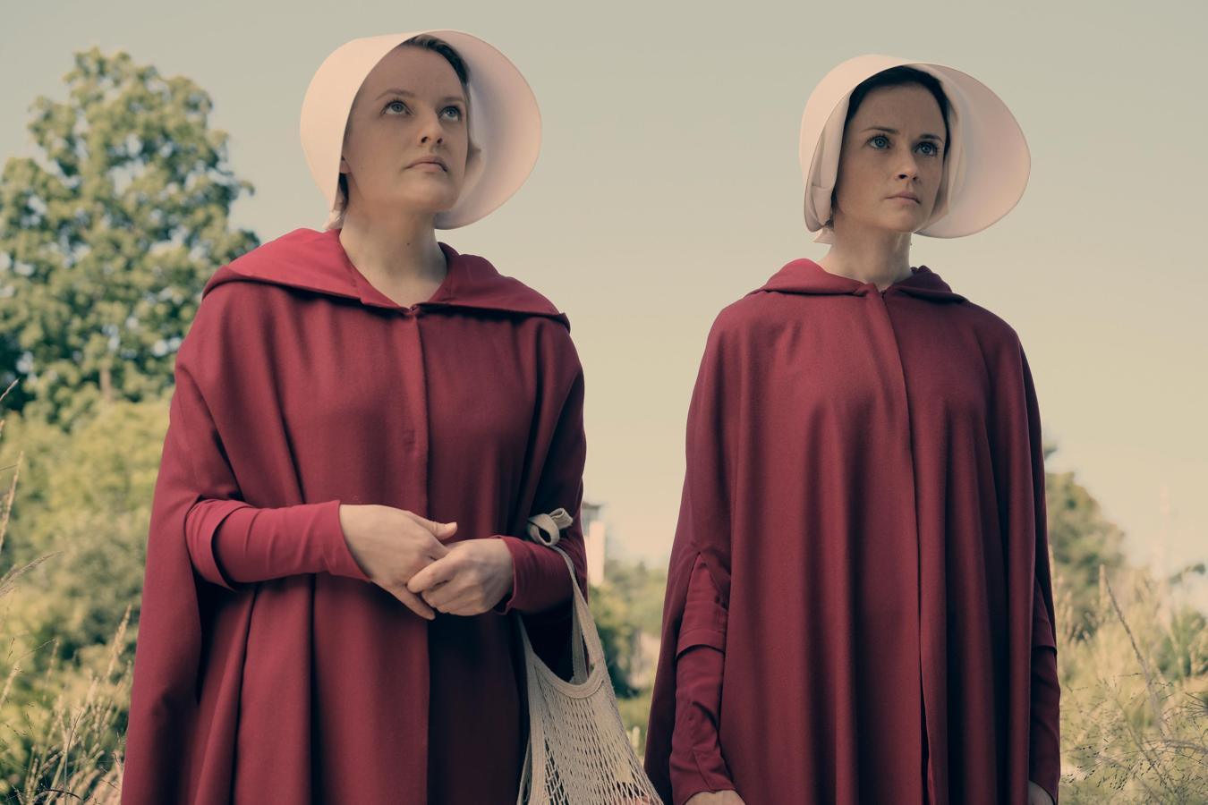 Las actrices Elisabeth Moss y Alexis Biedel en la serie 'Handmaid´ s Tale'. En ella interpretan a Offred y Ofglen.