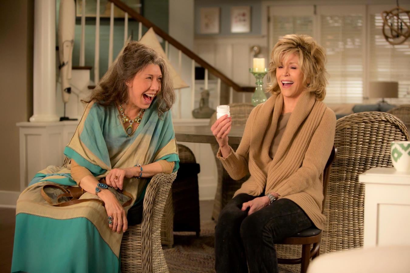 Jane y Lily, interpretan a Grace y Frankie, en una de las comedias estadounidenses de Netflix.