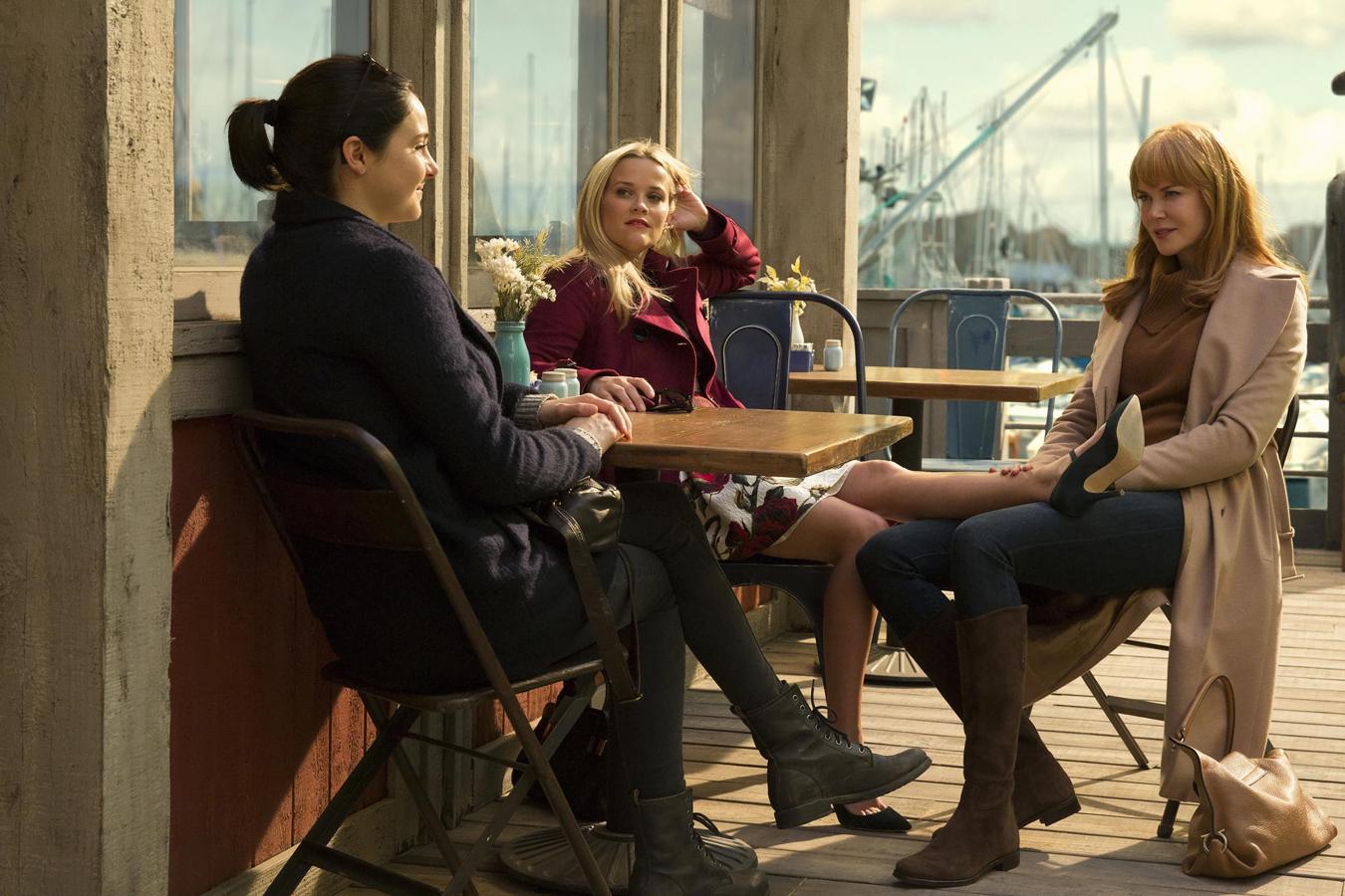 Reese Witherspoon, Nicole Kidman y Zoë Kravitz en la serie de 'Big Litltle Lies', en una de las escenas en un bar.