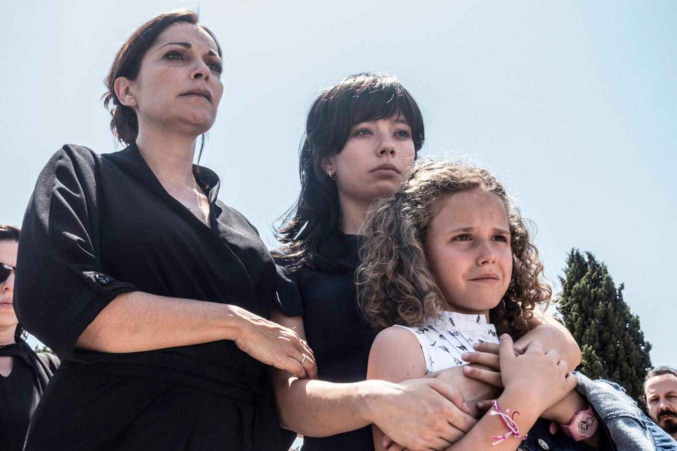 Las actrices Cristina Plazas y Anna Castillo, madre e hija en la serie, en una de las escenas en la que se recrea el funeral de su marido y padre.