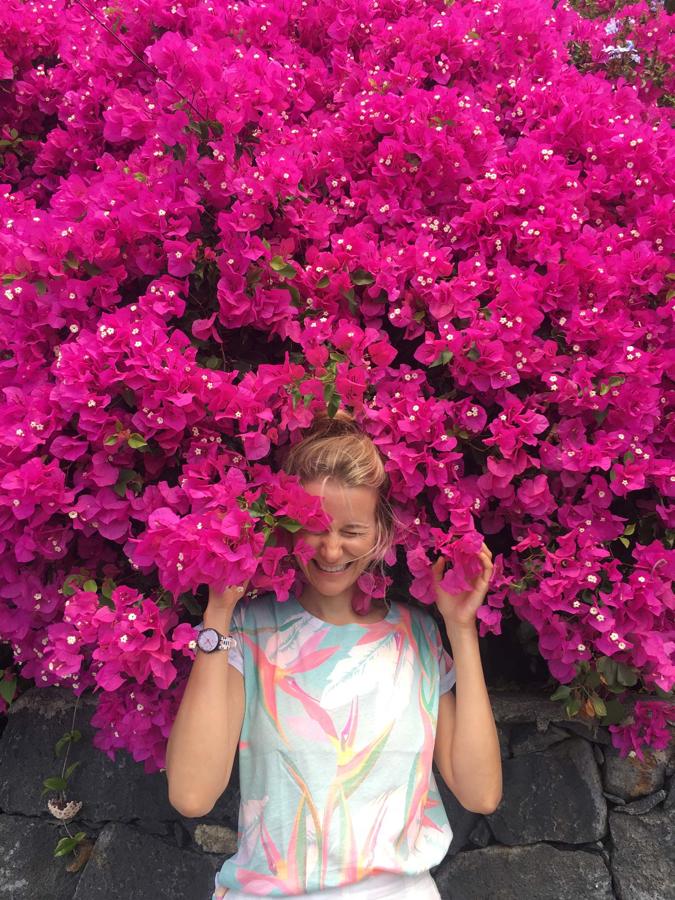 María entre las buganvillas.