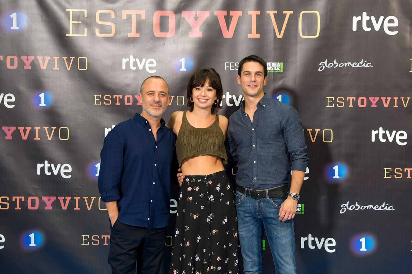Los actores Javier Gutiérrez, Anna Castillo y Alejo Sauras en el photocall del FesTVal de Vitoria para el estreno de la serie.