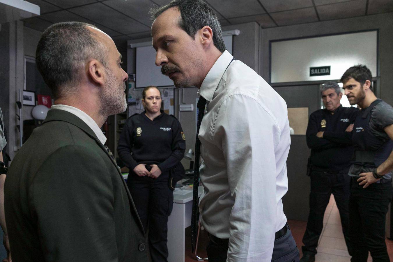 Los actores Javier Gutiérrez y Fele Martínez en una de las escenas de la serie grabadas en la comisaría.